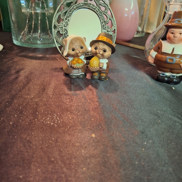 Vintage Hallmark salt pepper shakers Thanksgiving chipmunk pilgrims pair - Picture 10 of 12